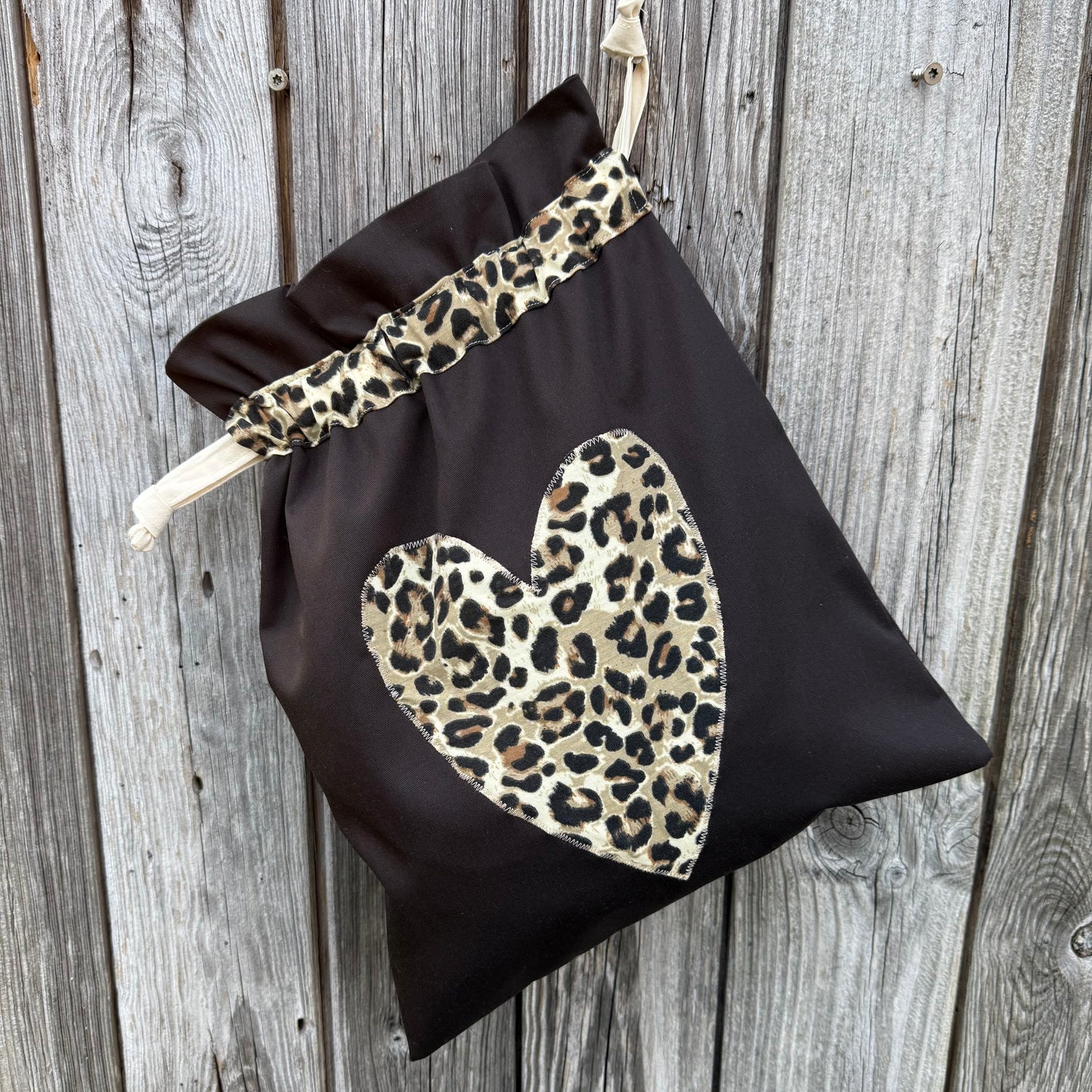 Wetbag mit Leoparden Herz – nachhaltiger Wäschebeutel, Geschenk für Frauen & Mamas