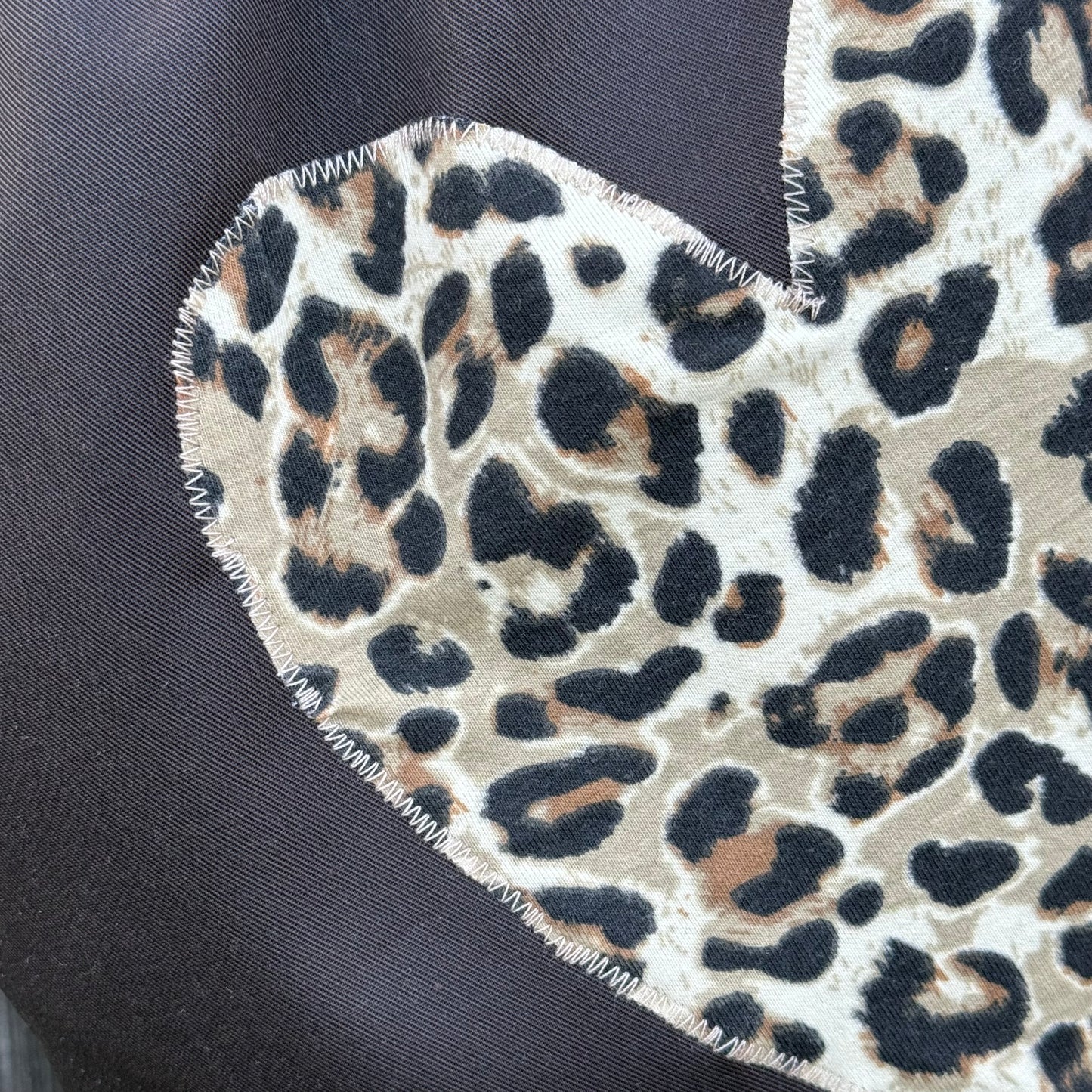 Wetbag mit Leoparden Herz – nachhaltiger Wäschebeutel, Geschenk für Frauen & Mamas