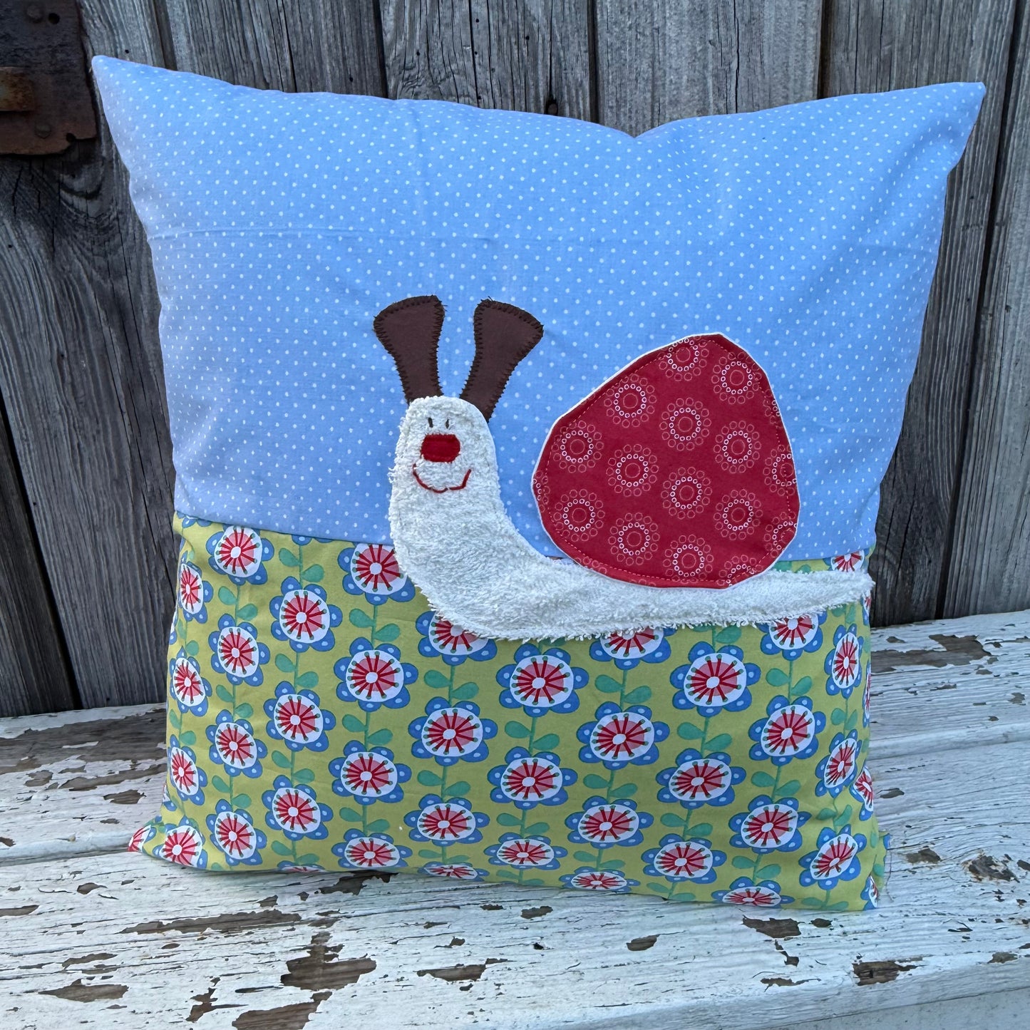 Kuschelkissen Schnecke – liebevolles Babygeschenk mit Namen zur Taufe