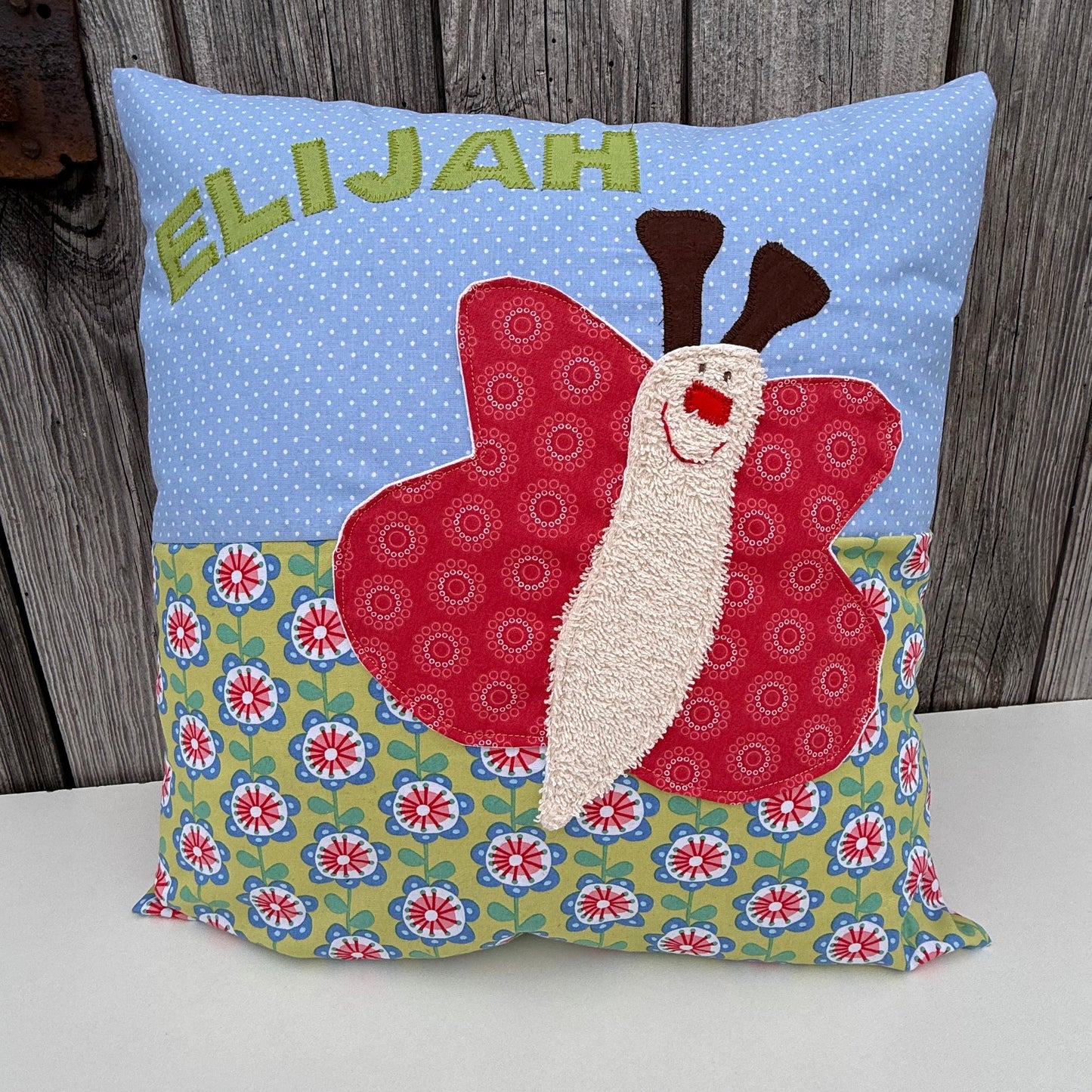 Kissen personalisiert mit Namen -Handgemachtes Babygeschenk zur Geburt mit Schmetterling