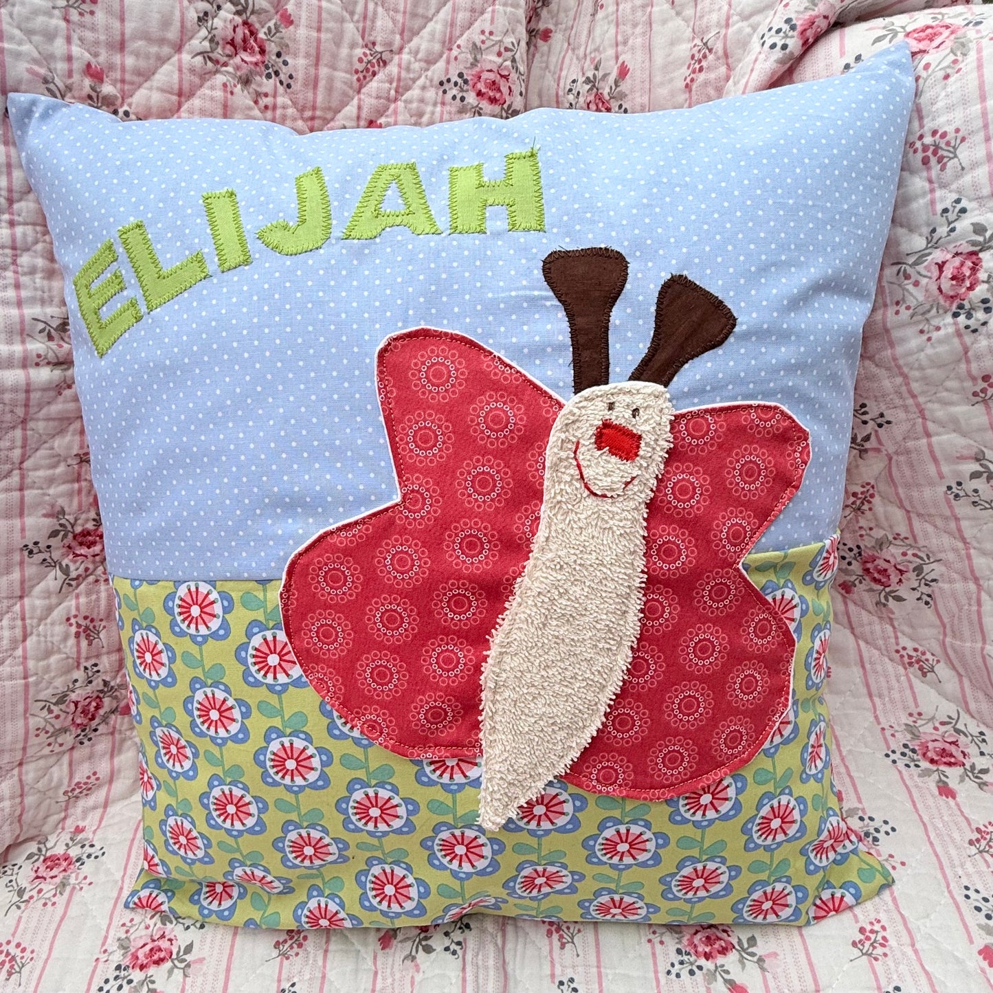 Kissen personalisiert mit Namen -Handgemachtes Babygeschenk zur Geburt mit Schmetterling