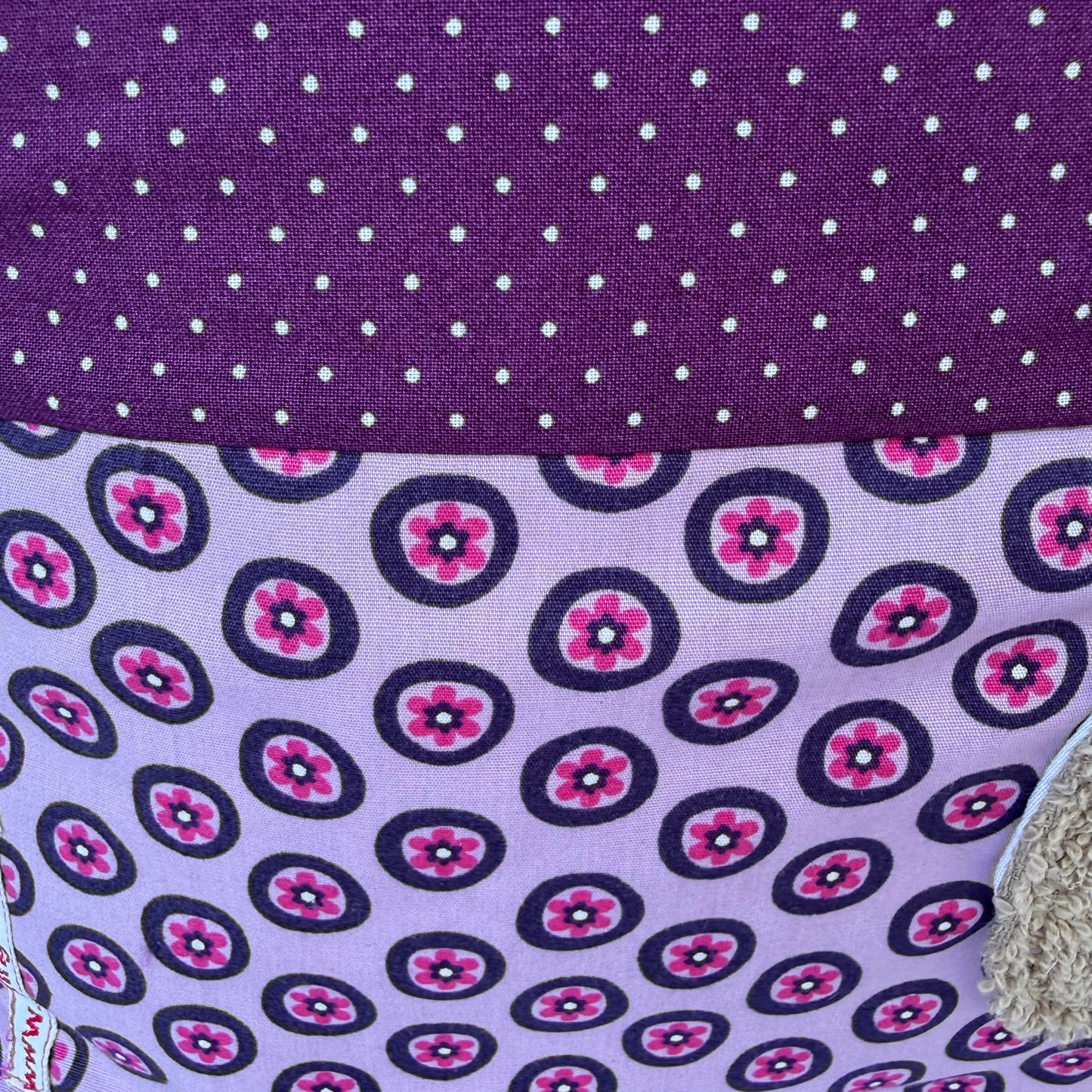 Lila personalisiertes Kinderkissen mit Namen Mira und Hund-Applikation aus Frottee, handgenäht aus Baumwolle im farbenfrohen Mustermix, 40x40 cm Kuschelkissen für Mädchen
Nahaufnahme der Stoffkombi