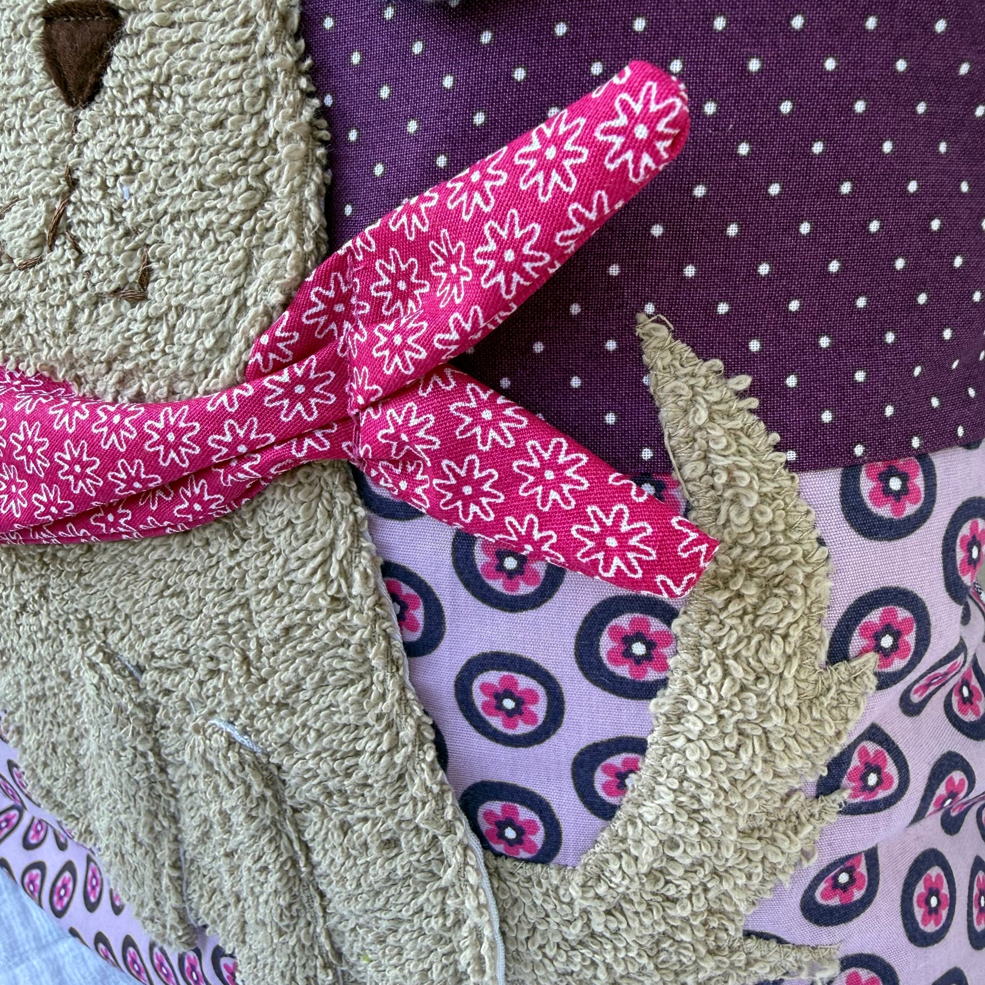 Lila personalisiertes Kinderkissen mit Namen Mira und Hund-Applikation aus Frottee, handgenäht aus Baumwolle im farbenfrohen Mustermix, 40x40 cm Kuschelkissen für Mädchen
Nahaufnahme vom Halstuch der Hundeapplikation