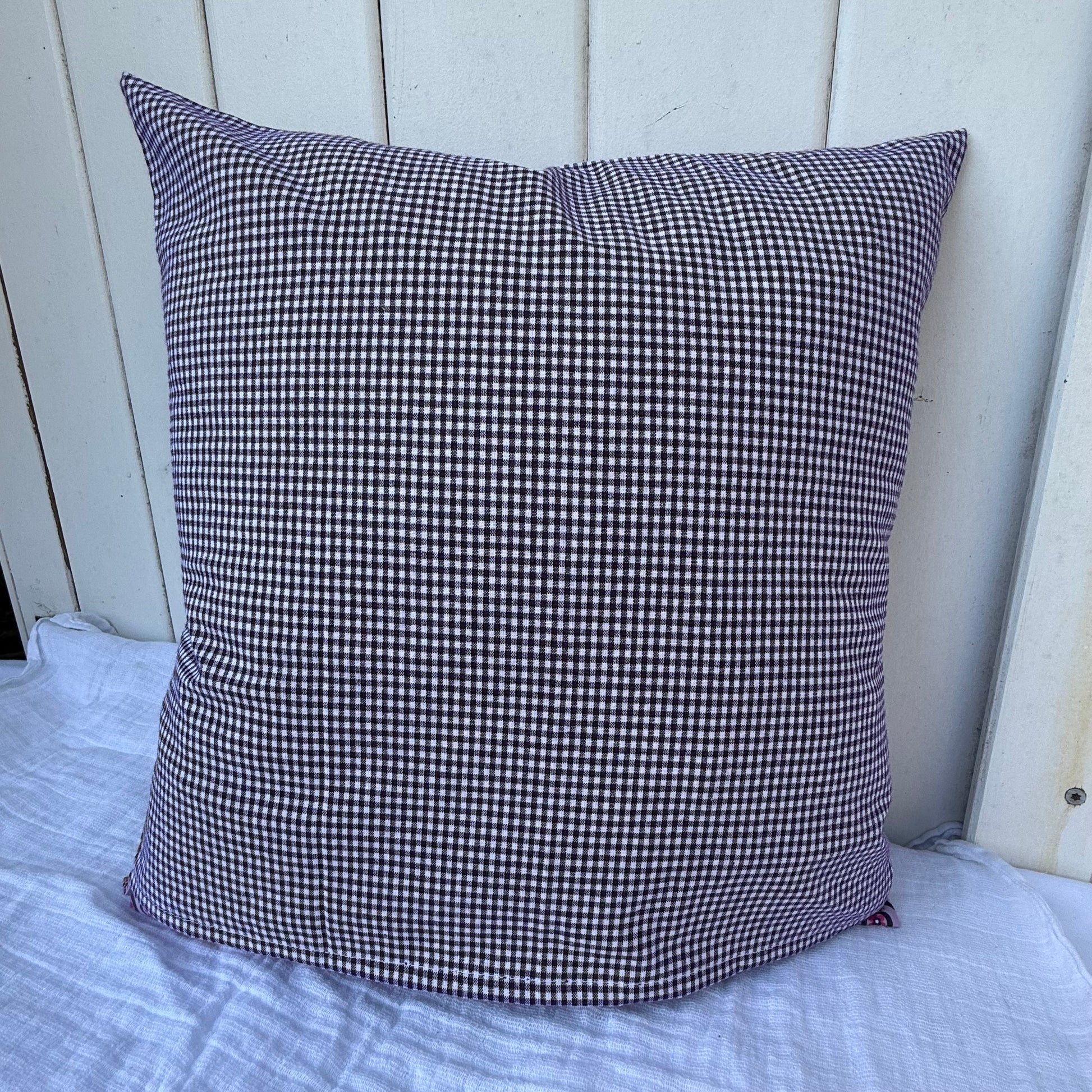Lila personalisiertes Kinderkissen mit Namen Mira und Hund-Applikation aus Frottee, handgenäht aus Baumwolle im farbenfrohen Mustermix, 40x40 cm Kuschelkissen für Mädchen
Vichy Karo Lila Rückseite