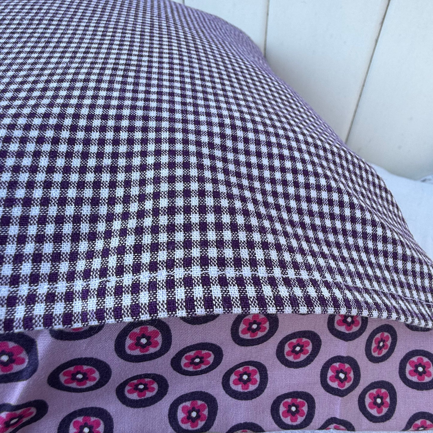 Lila personalisiertes Kinderkissen mit Namen Mira und Hund-Applikation aus Frottee, handgenäht aus Baumwolle im farbenfrohen Mustermix, 40x40 cm Kuschelkissen für Mädchen
Nahaufnahme des Hotelverschluss auf der Rückseite