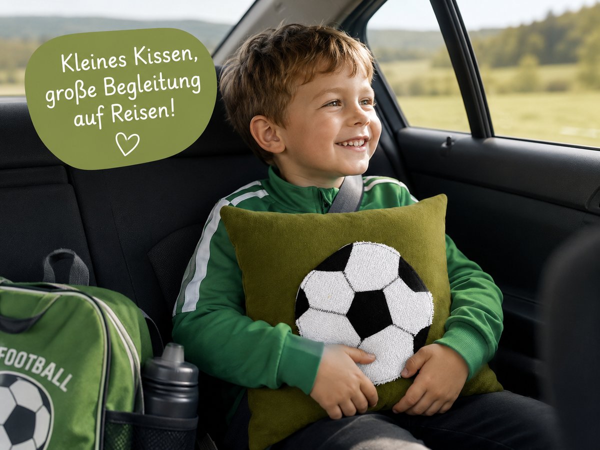 Kissen Fußball, Reisekissen Junge, Reisekissen für Kinder in grünem Sweat mit flauschig appliziertem Fußball 
Lifestlebild mit einem Jungen