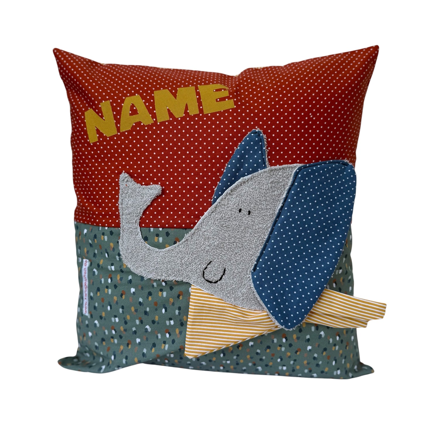 Personalisiertes Kinderkissen mit Elefant und Namen, Rost rot gepunkteter Baumwollstoff und Salbei getupften Baumwollstoff mit 3D-Frottee-Applikation in Blau und Grau, handgemacht.