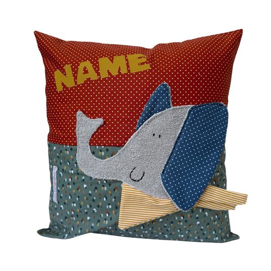 Personalisiertes Kinderkissen mit Elefant und Namen, Rost rot gepunkteter Baumwollstoff und Salbei getupften Baumwollstoff mit 3D-Frottee-Applikation in Blau und Grau, handgemacht.