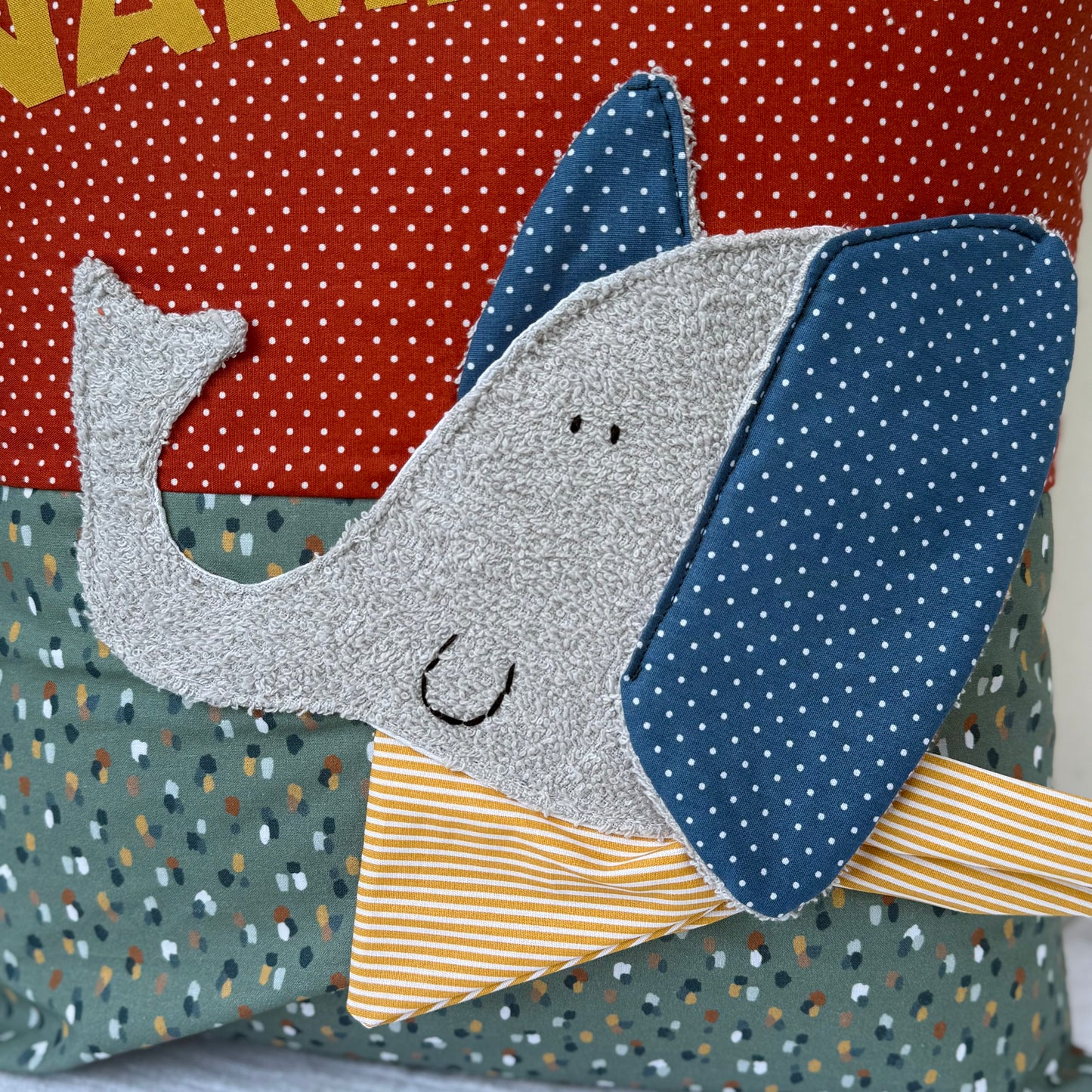 Personalisiertes Kinderkissen mit Elefant und Namen, Rost rot gepunkteter Baumwollstoff und Salbei getupften Baumwollstoff mit 3D-Frottee-Applikation in Blau und Grau, handgemacht.
Nahaufnahme der Elefantenapplikation