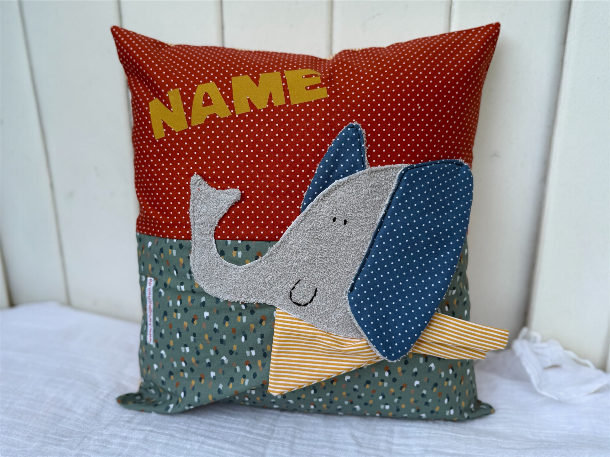 Personalisiertes Kinderkissen mit Elefant und Namen, Rost rot gepunkteter Baumwollstoff und Salbei getupften Baumwollstoff mit 3D-Frottee-Applikation in Blau und Grau, handgemacht.