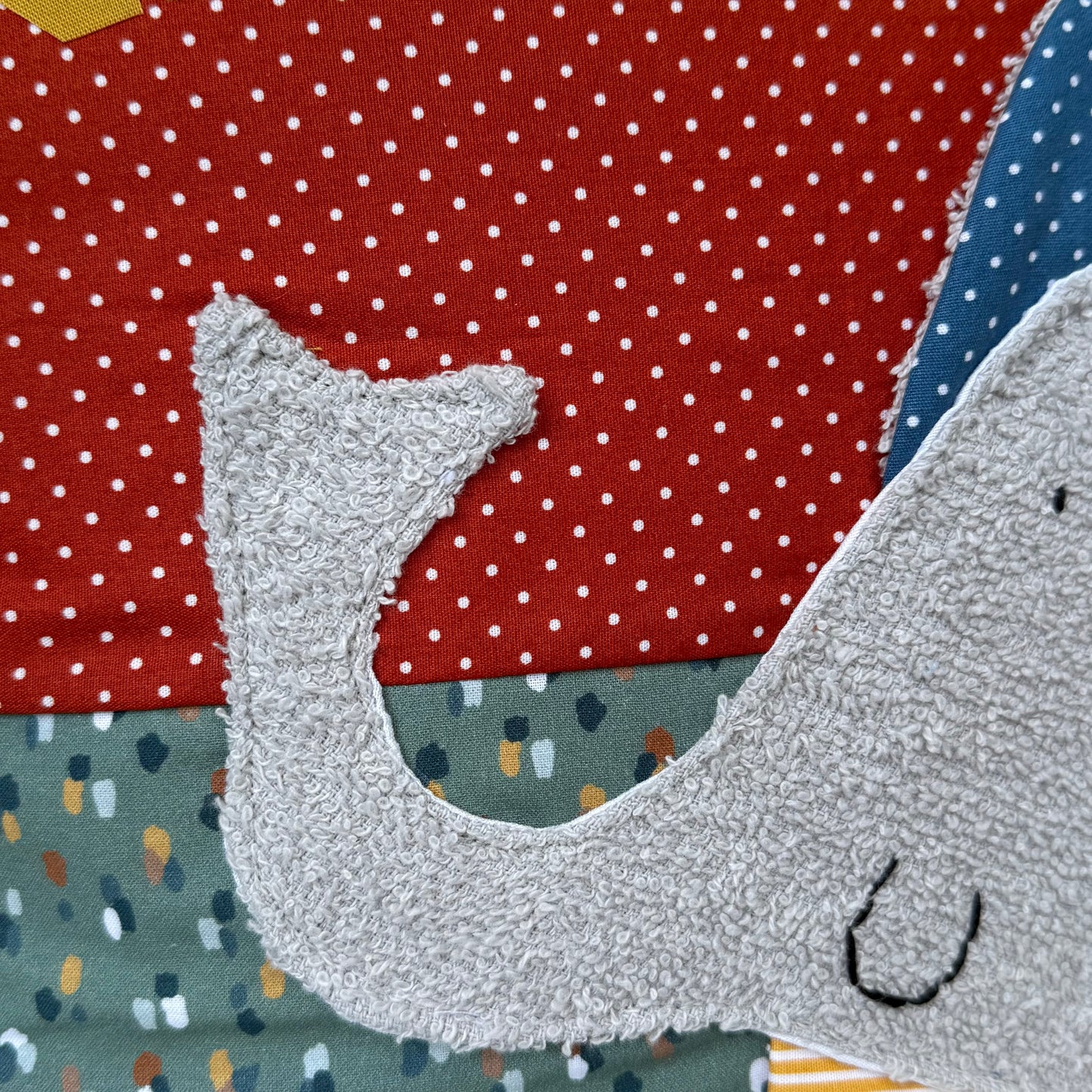 Personalisiertes Kinderkissen mit Elefant und Namen, Rost rot gepunkteter Baumwollstoff und Salbei getupften Baumwollstoff mit 3D-Frottee-Applikation in Blau und Grau, handgemacht.
Nahaufnahme des silbergrauen Frottee 