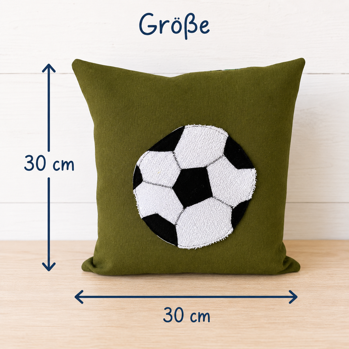 Kissen Fußball, Reisekissen Junge, Reisekissen für Kinder in grünem Sweat mit flauschig appliziertem Fußball 
Größe: 30x30cm
