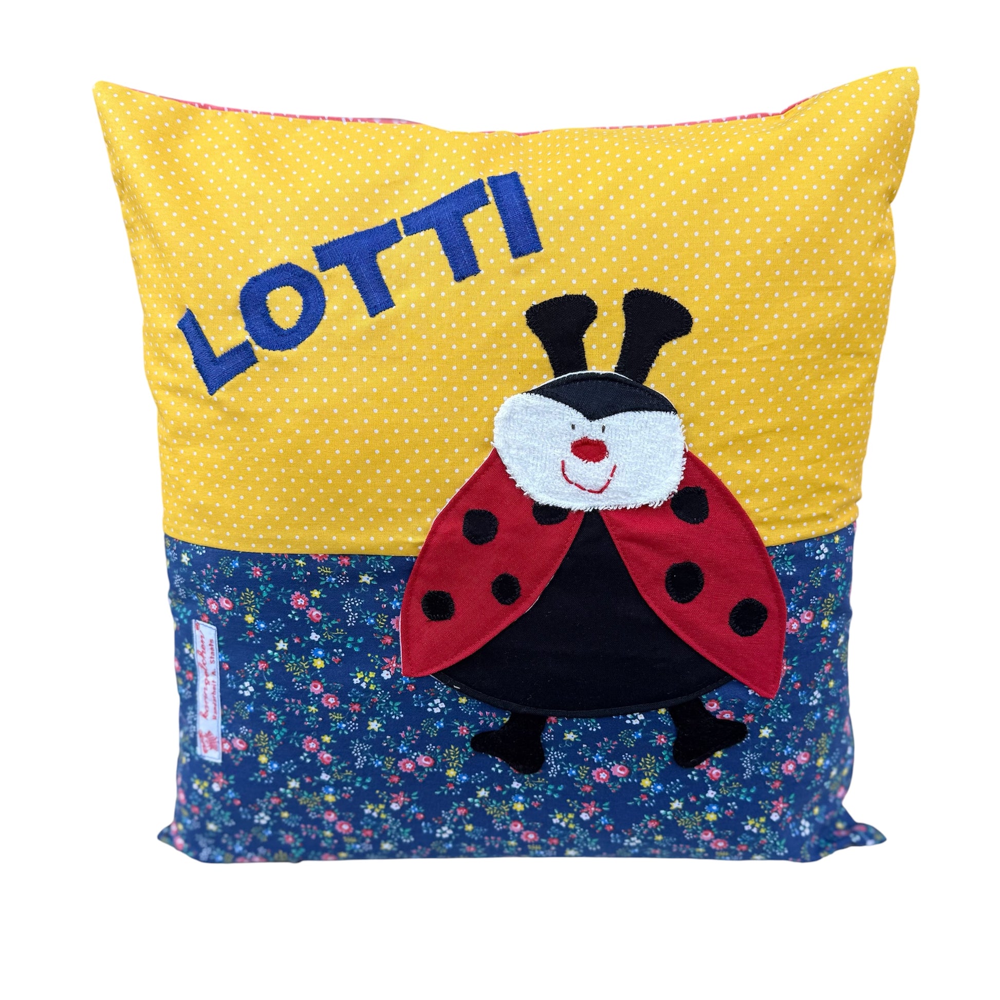 Kuschelkissen personalisiert Marienkäfer auf gelb gepunktet und blau geblümtem Baumwollstoff 