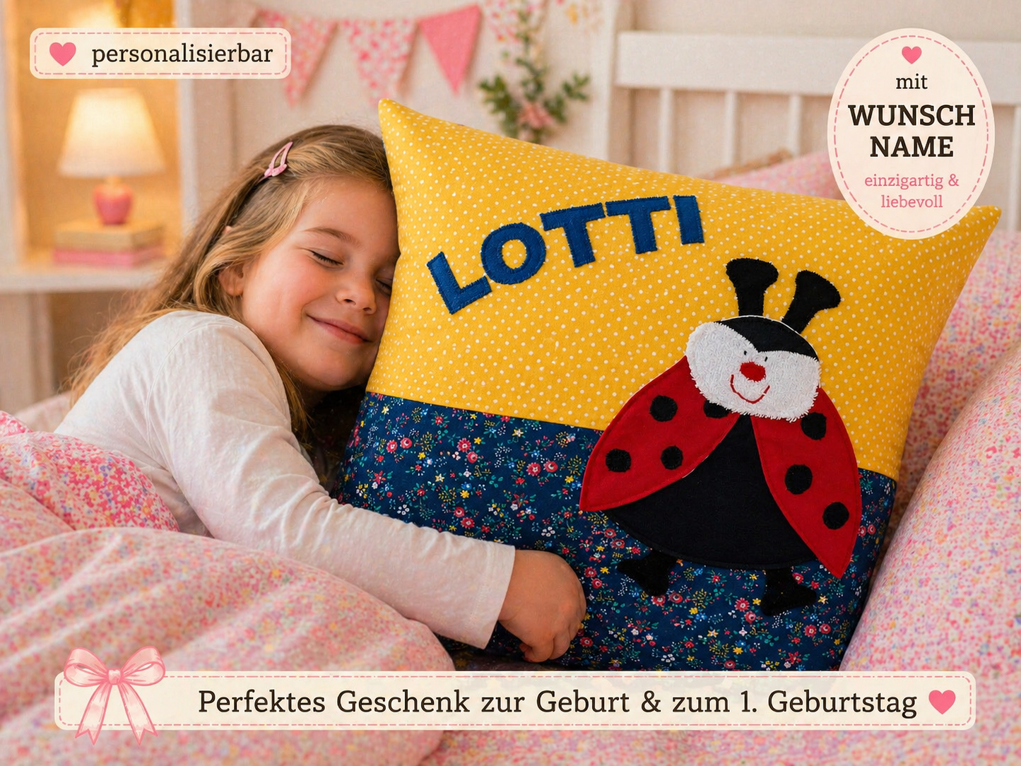 Kuschelkissen personalisiert Marienkäfer auf gelb gepunktet und blau geblümtem Baumwollstoff , Lifestylefoto mit einem Mädchen, dass sich ans Kissen kuschelt 
