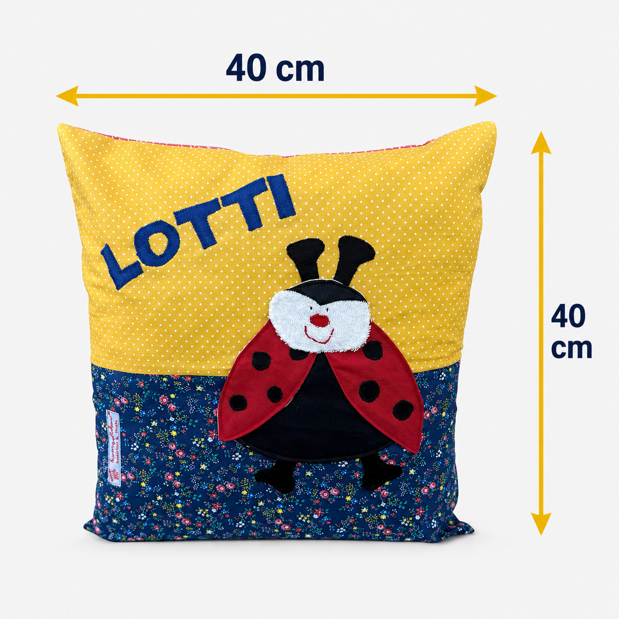 Kuschelkissen personalisiert Marienkäfer auf gelb gepunktet und blau geblümtem Baumwollstoff , Größenangabe 40x40cm