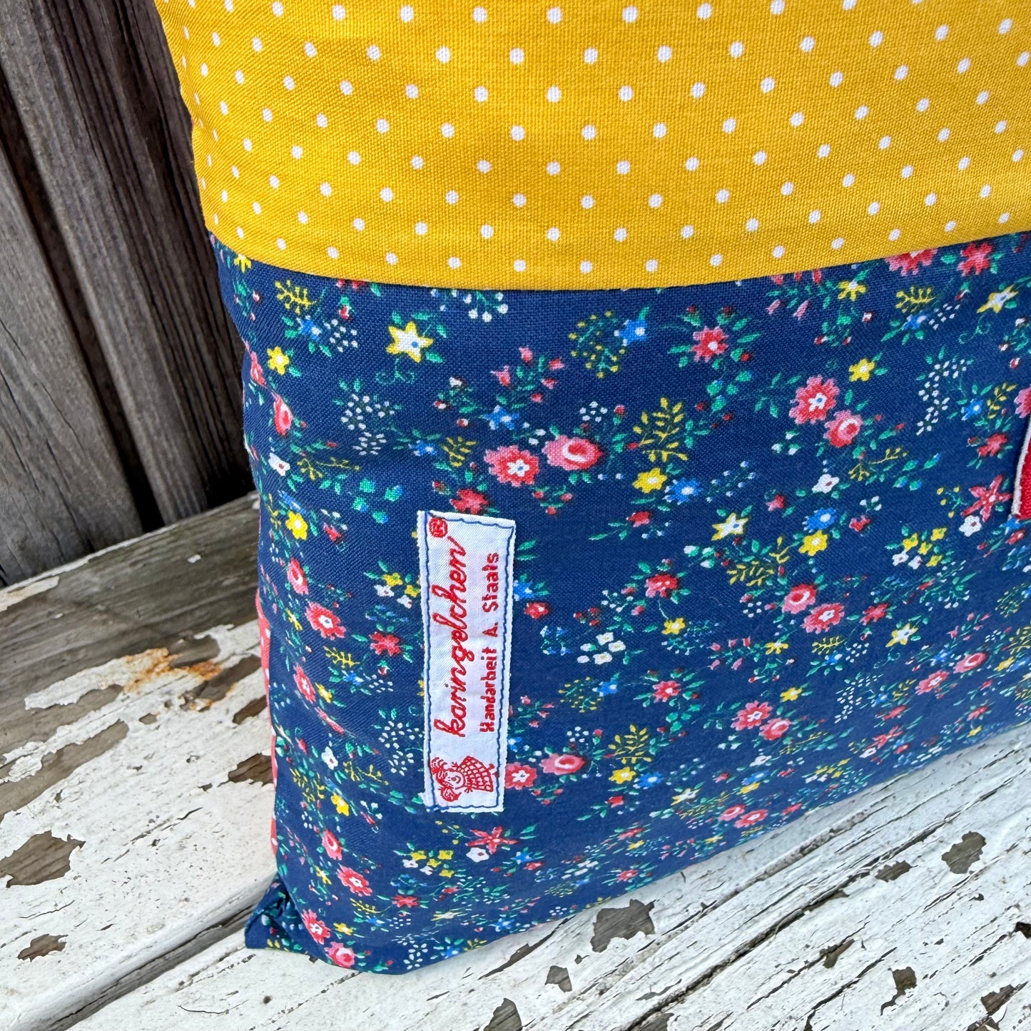Kuschelkissen personalisiert Marienkäfer auf gelb gepunktet und blau geblümtem Baumwollstoff , Nahaufnahme der Stoffkombi gelb gepunktet, blau geblümt 