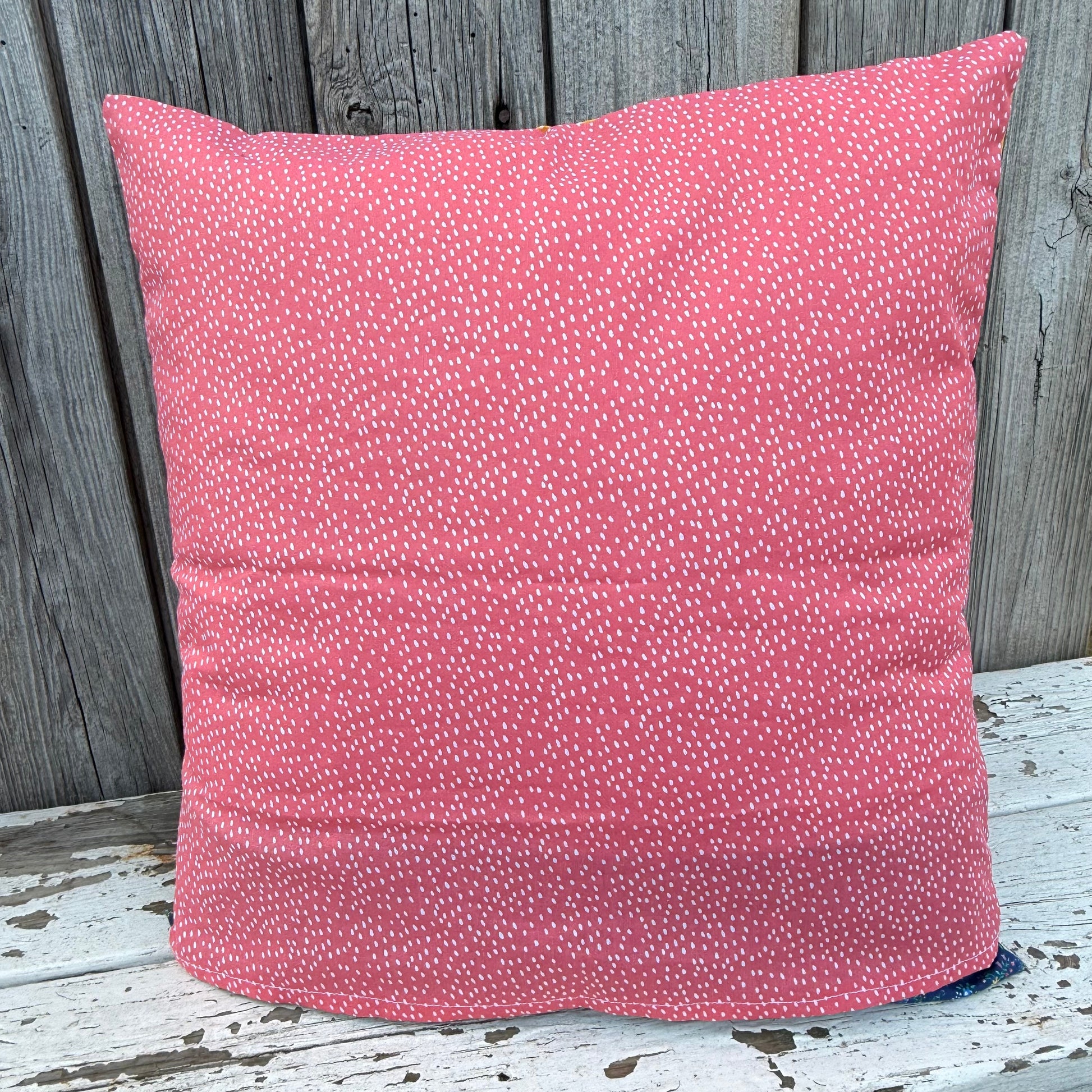 Kuschelkissen personalisiert Marienkäfer auf gelb gepunktet und blau geblümtem Baumwollstoff , Kissenrückseite in Lachsrot gepunktet