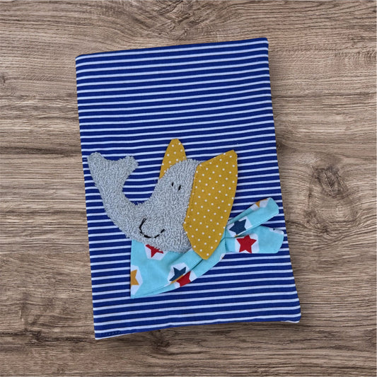 Personalisierbare U-Heft-Hülle aus blauem Stoff mit weißen Streifen , verziert mit einem  fröhlichen Elefant und personalisierbar mit Namen