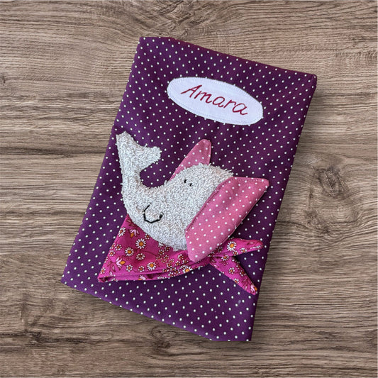 Personalisierbare U-Heft-Hülle aus lila Stoff mit weißen Punkten , verziert mit einem fröhlichen Maus Elefant und personalisierbar mit Namen
