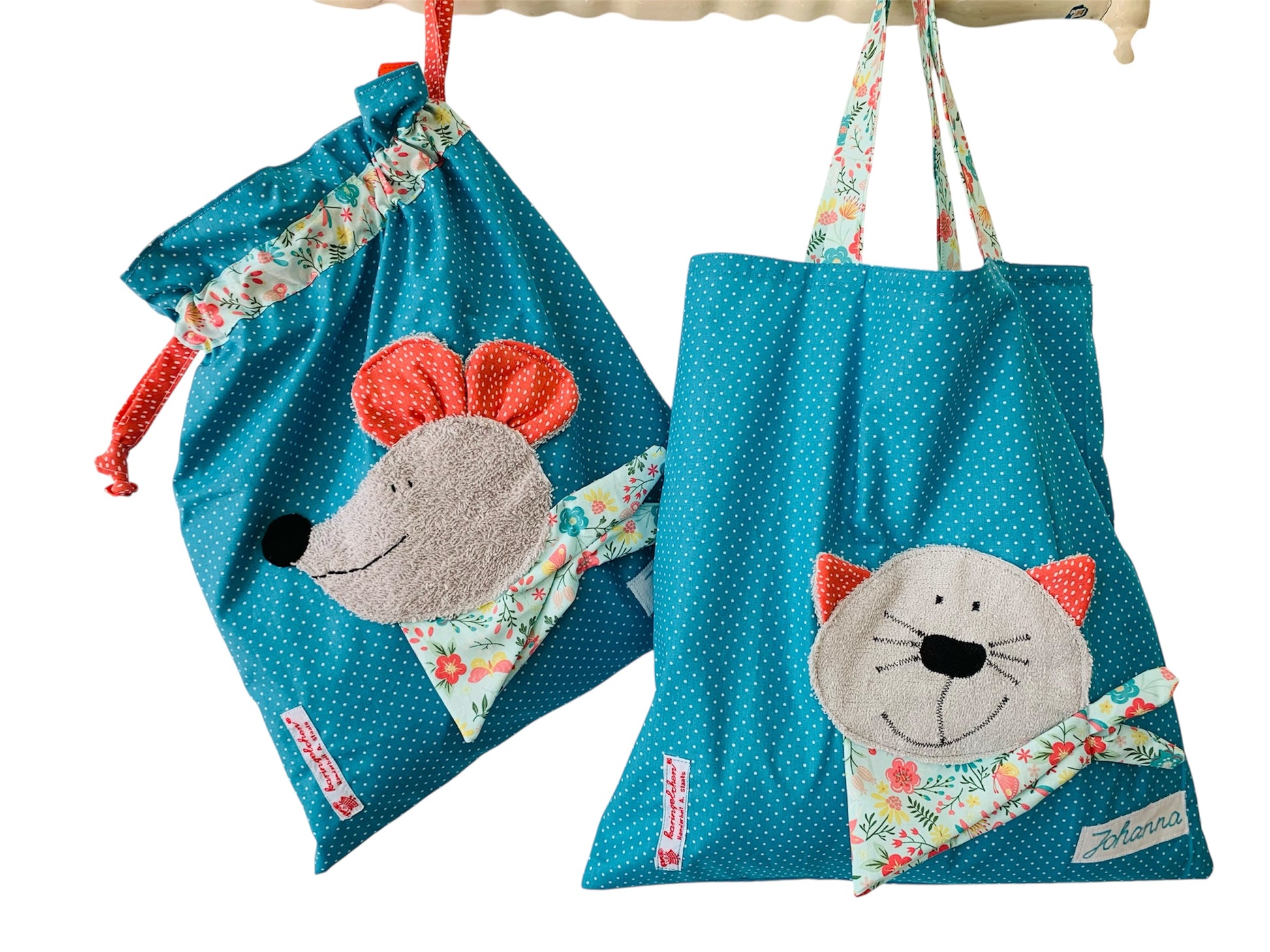 Handgemachtes Kita-Set bestehend aus einem türkisen Wetbag mit Mausmotiv und einem passenden Garderobenbeutel mit Katzenapplikation- beide aus gepunkteten Stoff mit bunten Details