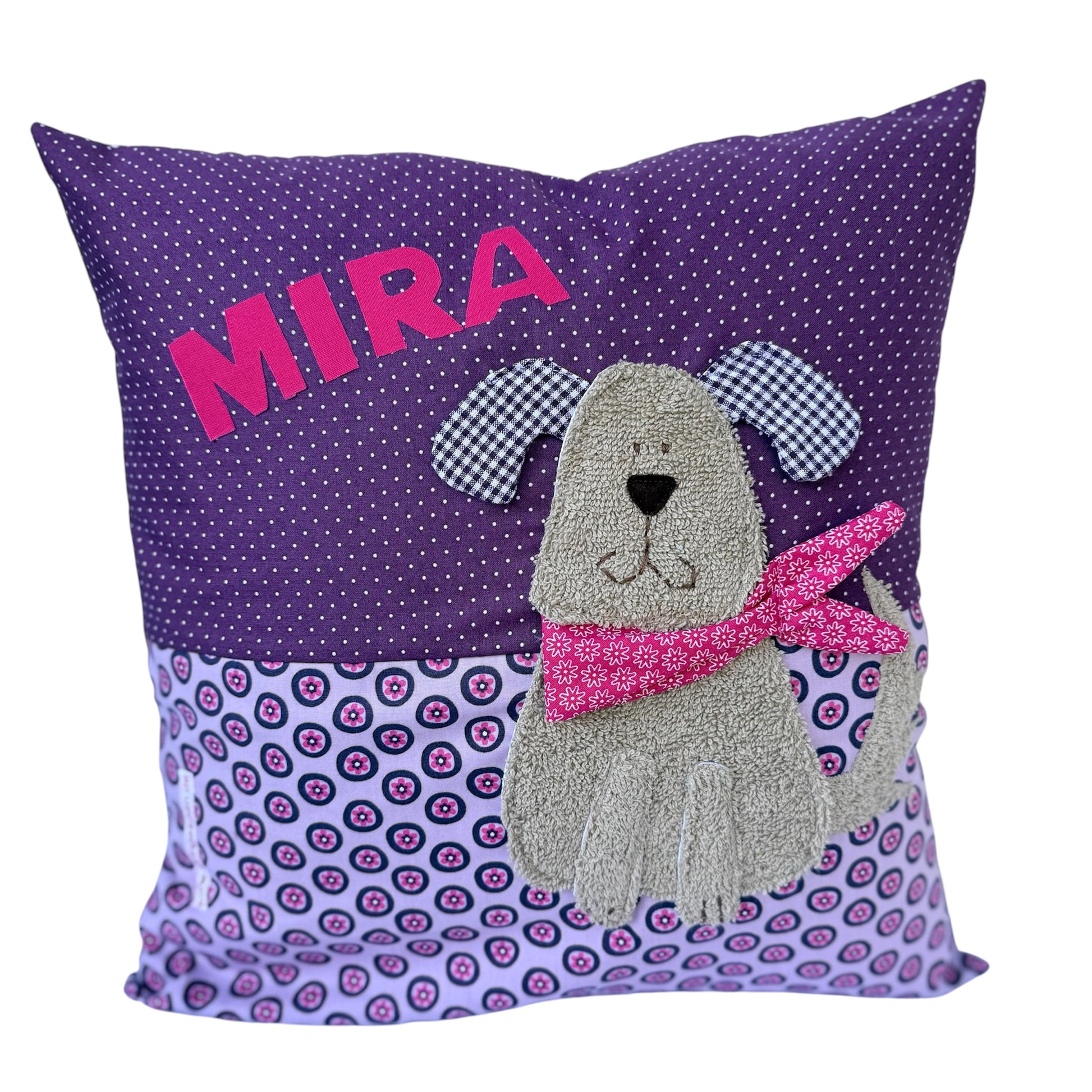 Lila personalisiertes Kinderkissen mit Namen Mira und Hund-Applikation aus Frottee, handgenäht aus Baumwolle im farbenfrohen Mustermix, 40x40 cm Kuschelkissen für Mädchen
