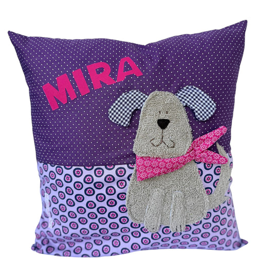 Lila personalisiertes Kinderkissen mit Namen Mira und Hund-Applikation aus Frottee, handgenäht aus Baumwolle im farbenfrohen Mustermix, 40x40 cm Kuschelkissen für Mädchen