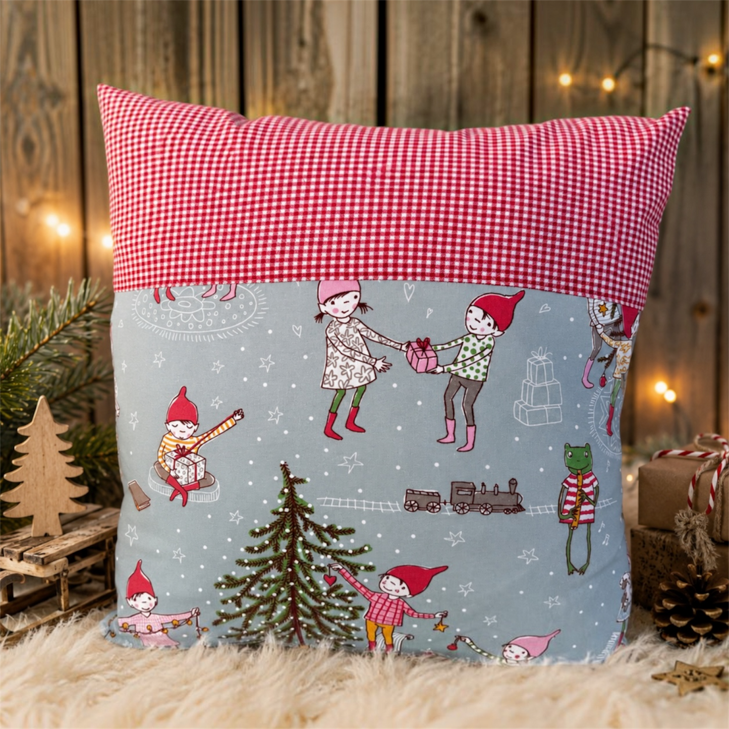 Weihnachtskissen Wichtel 40x40 cm | Handgenähtes Dekokissen aus Baumwolle