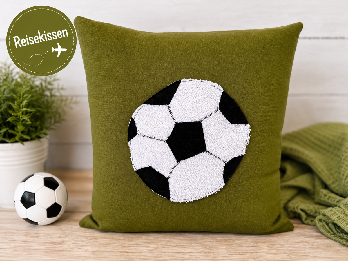 Kissen Fußball, Reisekissen Junge, Reisekissen für Kinder in grünem Sweat mit flauschig appliziertem Fußball 
